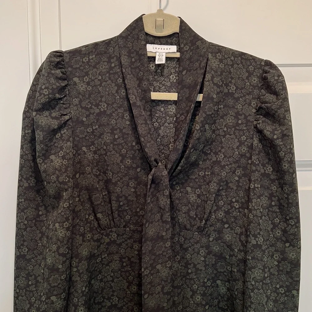 Floral Print Long Sleeve Minidress
TOPSHOP Size 8 - Never worn - Picture 6 of 9